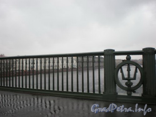 Фрагмент ограждения Биржевого моста. Фото 2008 г.