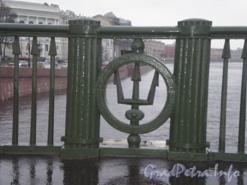 Фрагмент ограждения Биржевого моста. Фото 2008 г.