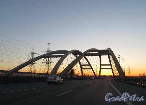 Вид Беляевского моста в лучах заката. Фото 6 мая 2013 г.