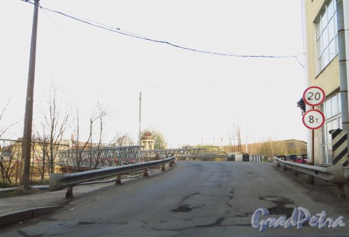Общий вид Шкиперского моста в сторону улицы Нахимова. Фото 9 мая 2013 года.