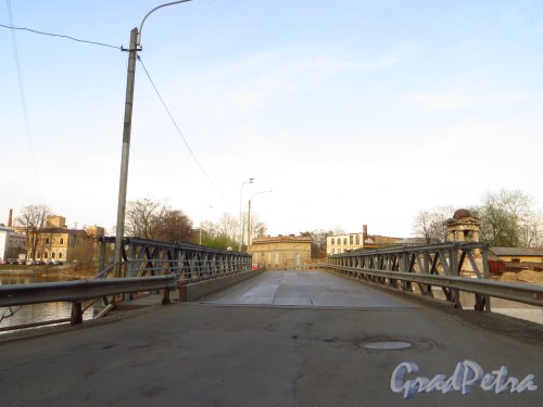 Проезжая часть Шкиперского моста в сторону улицы Нахимова. Фото 9 мая 2013 года.
