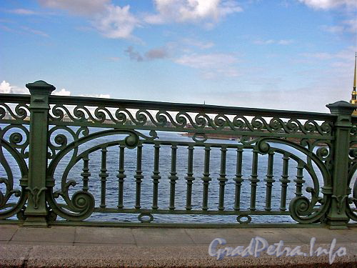 Фрагмент ограды Троицкого моста. Фото июнь 2004 г.