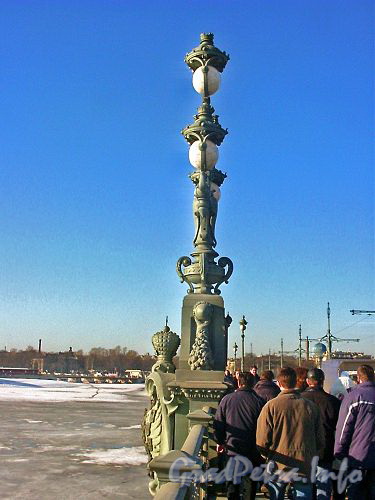 Торшер на Троицком мосту. Фото март 2004 г.