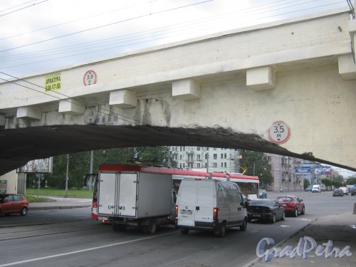 Железнодорожный мост над Дальневосточным пр. Фрагмент. Фото 23 июля 2013 г.