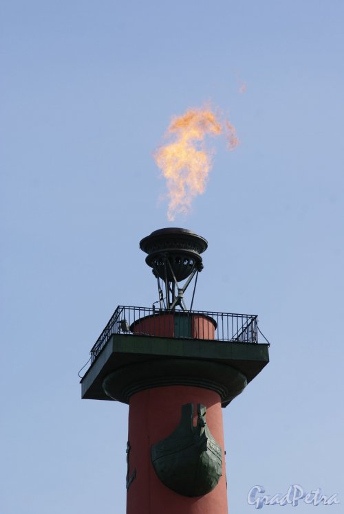 Ростральная колонна с включенным факелом. Фото май 2013 г.
