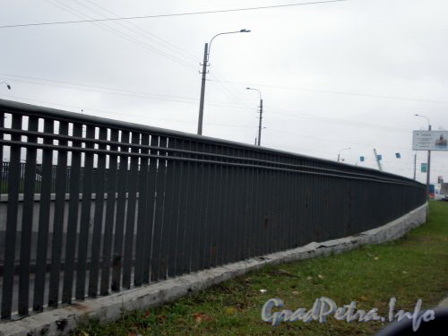 Монастырский мост. Вид на ограду моста. Октябрь 2008 г.