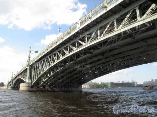 Троицкий мост. Вид снизу на несущие конструкции. Фото июль 2012 г. 