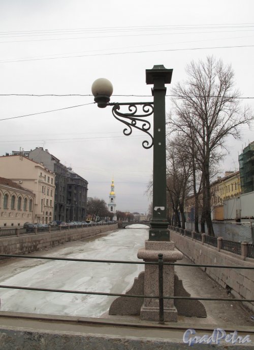 Торговый мост. Вид на фонарь и Крюков канал с Николой Морским. Фото апрель 2013 г.