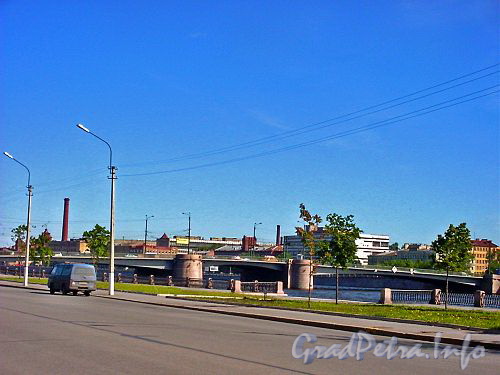 Гренадерский мост через Большую Невку. Вид с Петроградской набережной.