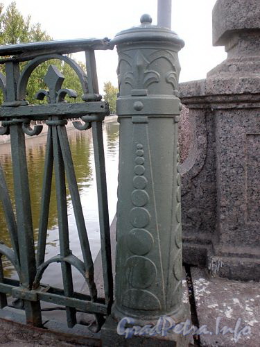 Фрагмент ограды Аларчина моста. Фото август 2009 г.