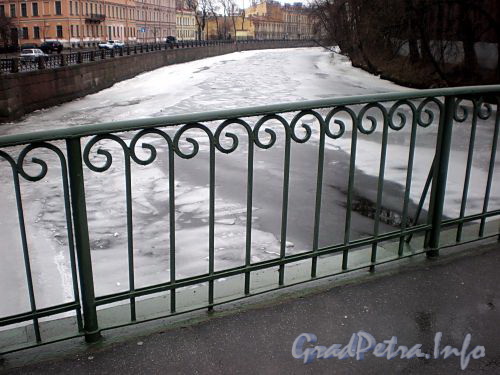 Фрагмент ограждения Краснофлотского пешеходного моста. Фото март 2009 г.