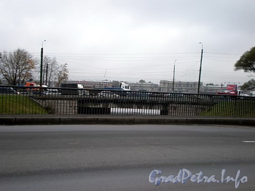 Вид на мост Обуховской Обороны с Монастырского моста. Фото октябрь 2008 г.