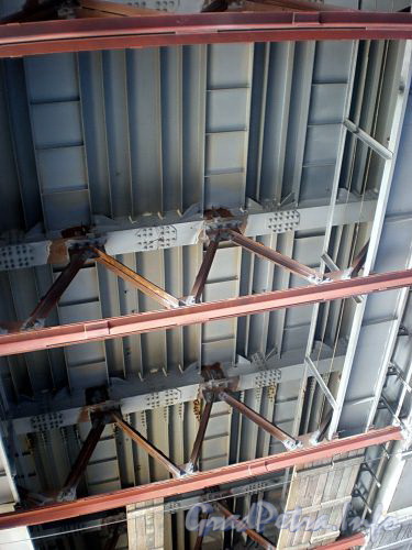 Вид на конструкции Володарского моста снизу. Фото апрель 2009 г.