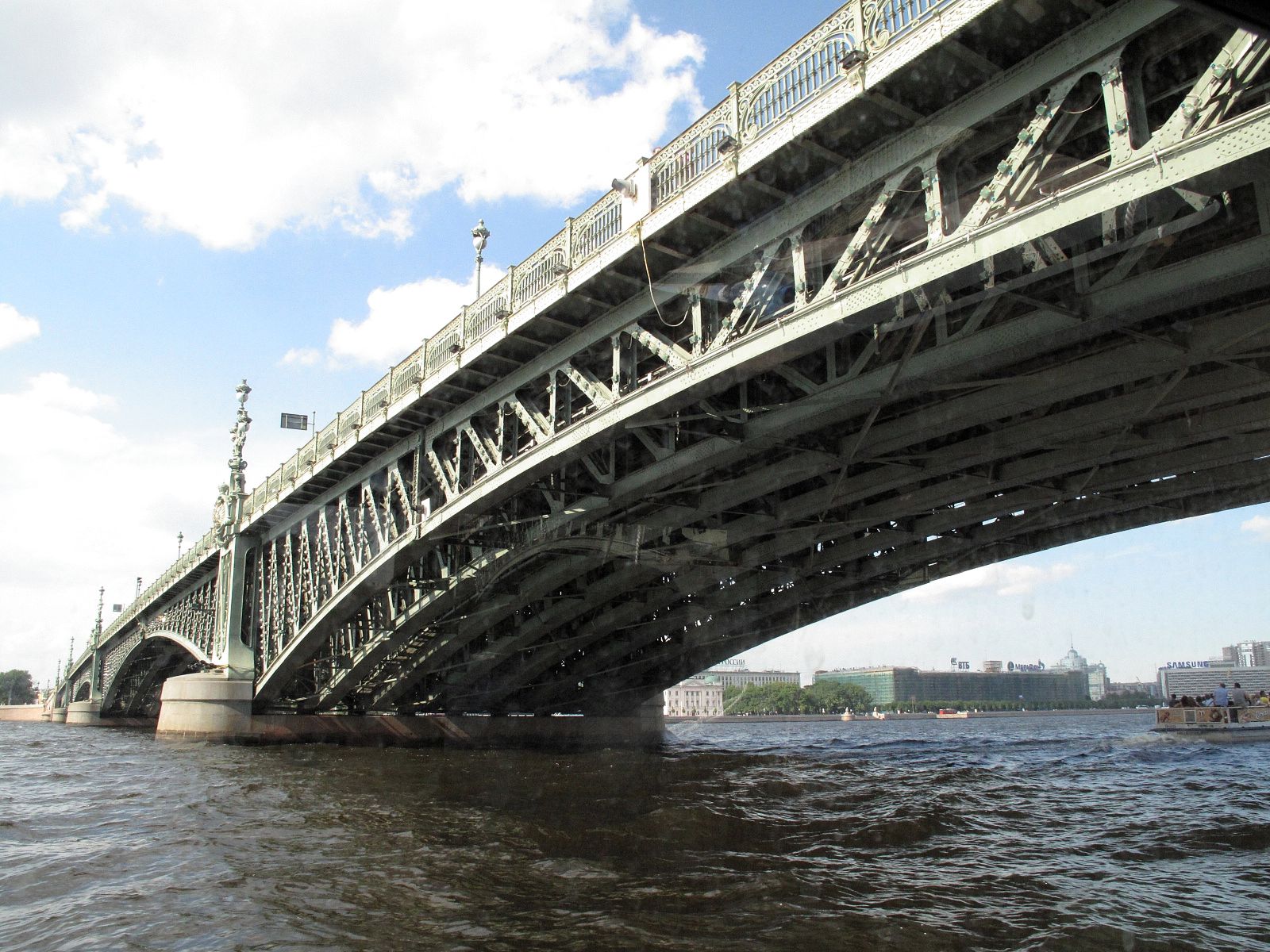 Мост снизу. Санкт-Петербург Троицкий мост пешеходный. Троицкий мост 202. Троицкий мост снизу.