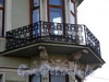 Наб. реки Фонтанки, д. 5 / пл. Белинского, д. 2. Доходный дом П. Л. Фокина. Решетка балкона эркера. Фото август 2009 г.