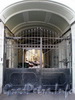 Наб. реки Фонтанки, д. 11. Бывший доходный дом. Решетка ворот. Фото август 2009 г.
