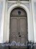 Дворцовая наб., д. 10. Одна из входных дверей. Фото июнь 2010 г.