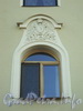 Наб. Мартынова, д. 16. Дом А.К. Ершова. Сандрик над оконным проемом. Фото июнь 2010 г.
