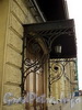 Наб. Кутузова, д. 16. Козырек парадного входа. Фото сентябрь 2010 г.