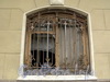 Наб. Кутузова, д. 22. Выбитое стекло оконного проема цокольного этажа. Фото сентябрь 2010 г.