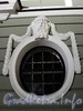 Петроградская наб., д. 2-4. Южный фасад. Гирлянда с маской, обрамляющая полукруглое окно. Фото январь 2011 г.