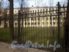 Петроградская наб., д. 44. Фрагмент ограды вдоль улицы Чапаева. Фото апрель 2010 г.