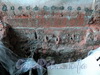 Наб. Адмиралтейского канала, д. 15. Вскрытая кирпичная кладка фундамента в арке дома. Фото август 2011 г.