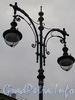 Светильники фонаря на площадке у лестничного спуска к воде напротив проспекта Чернышевского. Фото ноябрь 2011 г.