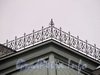 Наб. Робеспьера, д. 22. Фрагмент декоративной решетки на башенке, венчающей здание. Фото ноябрь 2011 г.