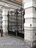 Наб. Робеспьера, д. 22. Ограда с воротами, соединяющая корпуса. Фото ноябрь 2011 г.