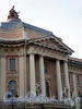 Университетская наб., д. 17. Здании Академии художеств. Портик центрального входа. Фото июль 2009 г.