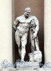 Университетская наб., д. 17. Здании Академии художеств. Скульптура Геркулеса на портике здания. Фото июль 2009 г.