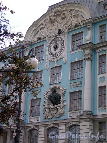 Петроградская наб., д. 2-4. Фрагмент основного фасада Нахимовского военно-морского училища. Фото сентябрь 2004 г.