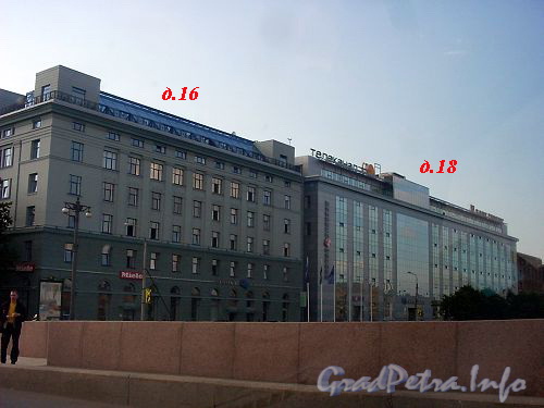 Дома 16 и 18 по Петроградской набережной. Фото июль 2004 г.