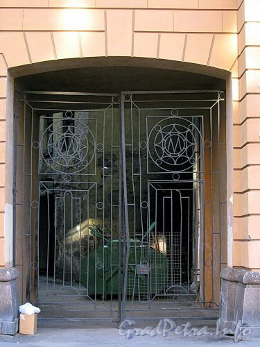 Наб. канала Грибоедова, д. 57. Жилой дом работников Метростроя. Решетка ворот. Фото август 2009 г.