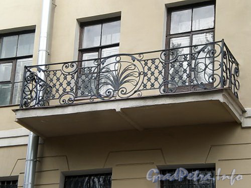 Наб. канала Грибоедова, д. 104. Доходный дом И. Вальха. Решетка балкона. Фото август 2009 г.