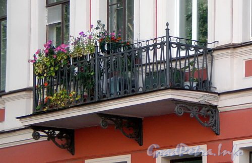 Наб. канала Грибоедова, д. 119. Доходный дом Я. А. Фохтса (Ф. М. и М. М. Богомольцев). Решетка балкона. Фото август 2009 г.
