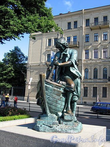 Памятник Петру I на Адмиралтейской набережной («Царь-плотник»). Фото июль 2009 г.