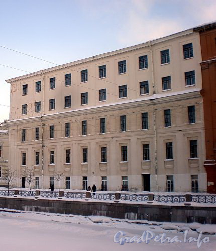 Наб. реки Мойки, д. 98 (левая часть). Фасад здания. Фото январь 2010 г.