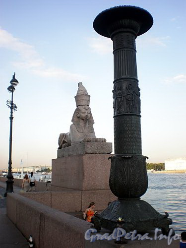 Сфинкс и одна из бронзовых жирандолей на гранитной пристани напротив здания Академии художеств. Фото июль 2009 г.