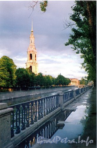 Вид на колокольню Николо-Богоявленского Морского собора с набережной Крюкова канала. Фото 2004 г. (из книги «Старая Коломна»)