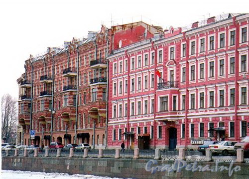 Дома 132, 134 по набережной канала Грибоедова. Фото 2004 г. (из книги «Старая Коломна»)