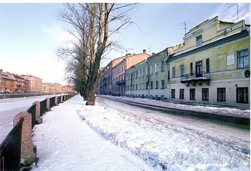 Перспектива четной стороны набережной канала Грибоедова от дома 174 в сторону Коломенского моста. Фото 2004 г. (из книги «Старая Коломна»)