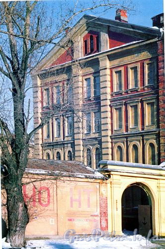 Наб. канала Грибоедова, д. 133. Здание казарм Гвардейского экипажа. Торцевая часть фасада. Фото 2004 г. (из книги «Старая Коломна»)