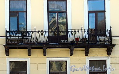 Наб. реки Мойки, д. 16. Особнякжадимировских (Н. Е. Демидовой). Решетка балкона. Фото март 2010 г.