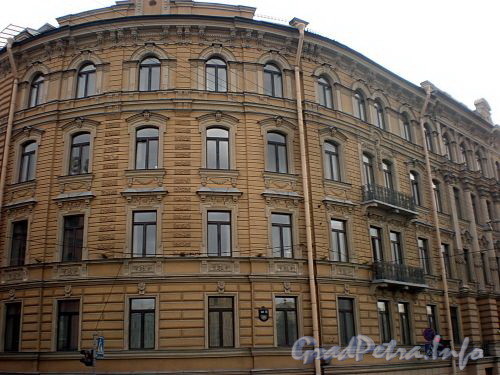 Наб. реки Фонтанки, д. 68 / ул. Ломоносова, д. 7. Угловая часть фасада здания. Фото март 2010 г.