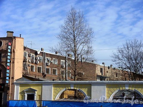 Наб. канала Грибоедова, д. 28 / ул. Ломоносова, д. 1. Фрагмент фасада. Вид со двора. Фото 2004 г.