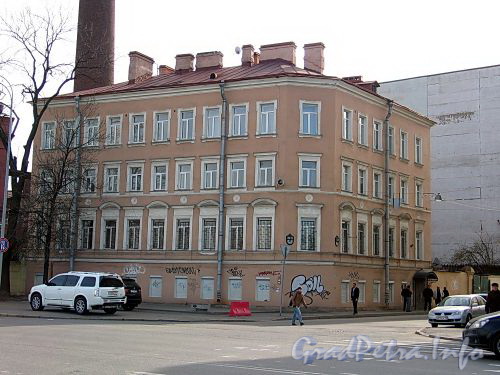 Петроградская наб., д. 42 / Казарменный пер., д. 2 (левая часть). Общий вид здания. Фото апрель 2010 г.