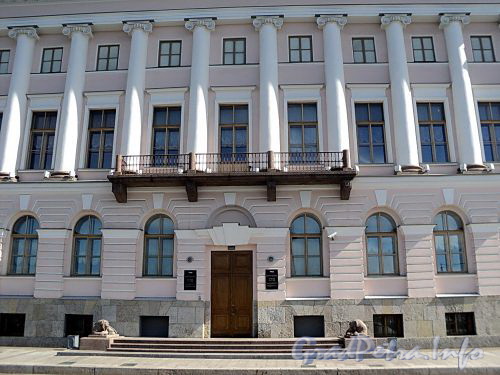 Английская наб., д. 4. Здание Конституционного суда РФ. Фрагмент фасада здания. Фото июнь 2010 г.