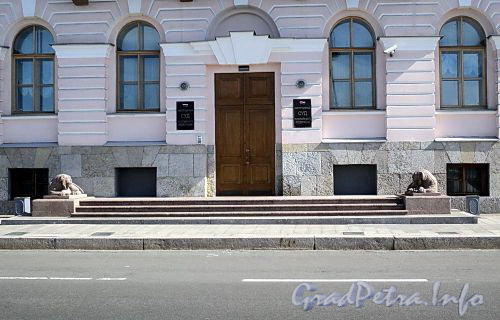 Английская наб., д. 4. Здание Конституционного суда РФ. Центральный вход. Фото июнь 2010 г.